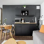 Global Living - Design I Rathausplatz I Kitchen I Apartman *