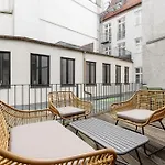 Global Living - Design I Rathausplatz I Kitchen I Augusta