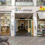 Global Living - Design I Rathausplatz I Kitchen I * Augusta